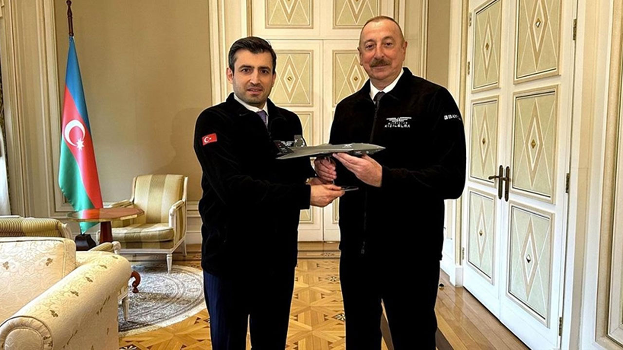 Selçuk Bayraktar İlham Aliyev'e Bayraktar Kızılelma maketi hediye etti