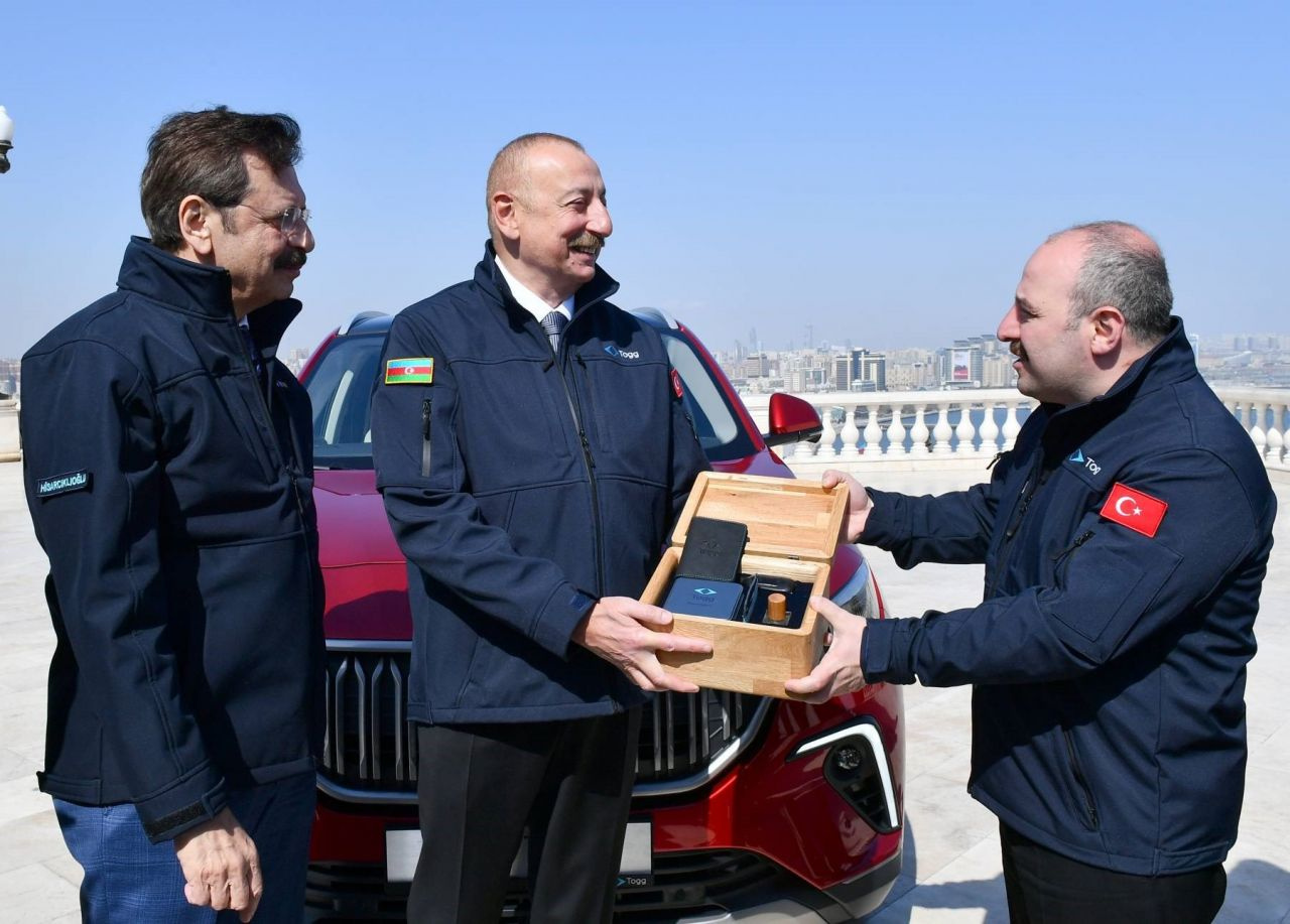 İlham Aliyev yerli otomobil Togg'u teslim aldı Cumhurbaşkanı Erdoğan'dan 'Gardaşım Aliyev' paylaşımı