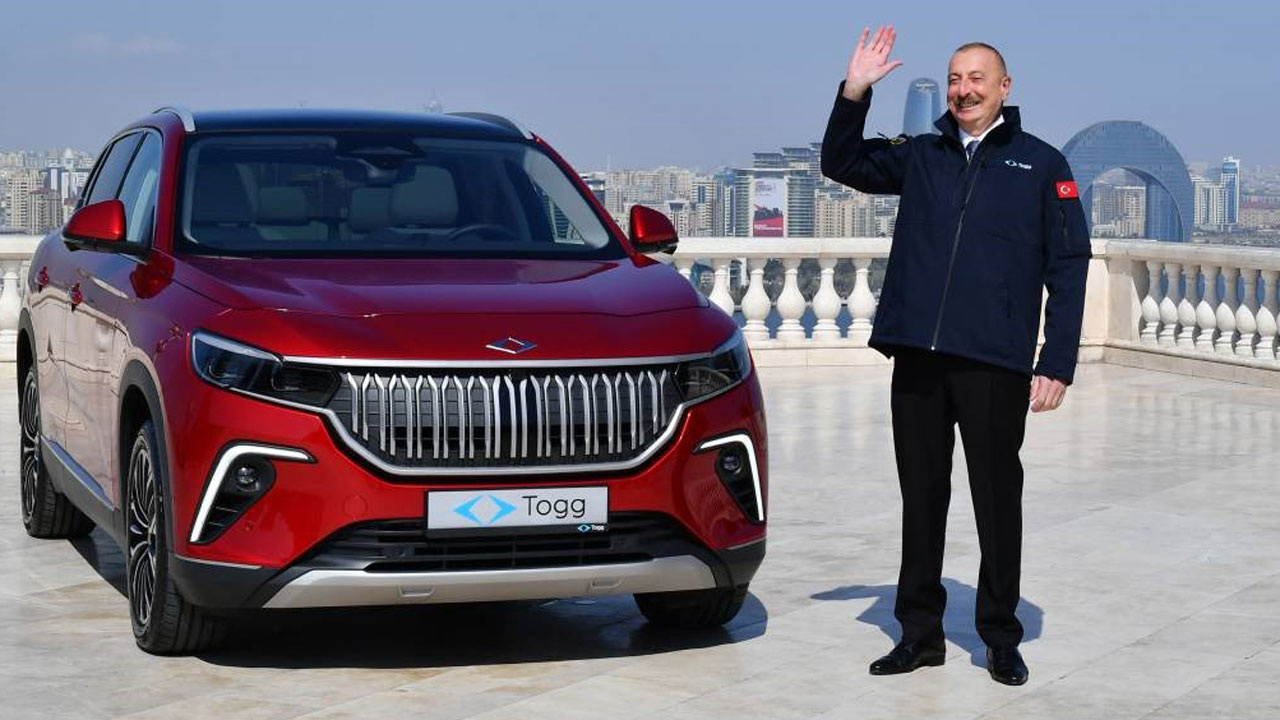 İlham Aliyev yerli otomobil Togg'u teslim aldı Cumhurbaşkanı Erdoğan'dan 'Gardaşım Aliyev' paylaşımı
