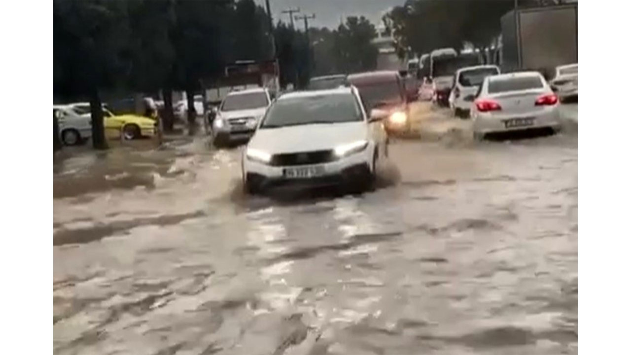 İzmir'de Sağanak Yağış Caddeleri Göle Çevirdi
