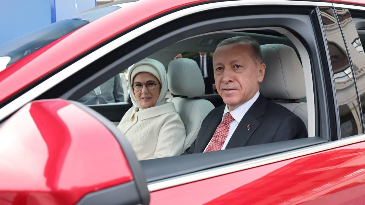 Cumhurbaşkanı Erdoğan TOGG'un direksiyonunda! Emine Erdoğan'la atışmaları güldürdü