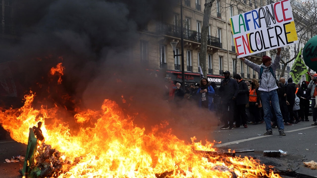 Fransa'da kriz derinleşiyor: Hükümet ve sendikalar anlaşamadı
