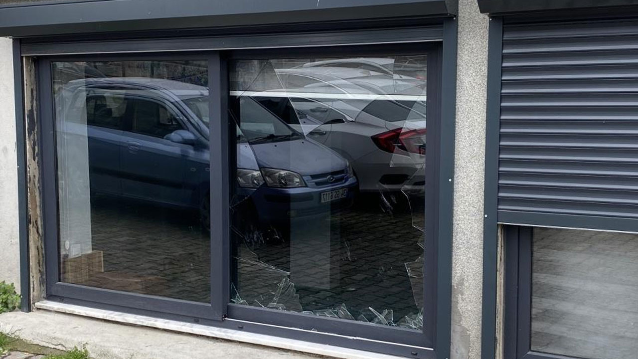 Kadıköy'de çirkin saldırı! Bir kadın Kur’an kursunun camlarını indirdi