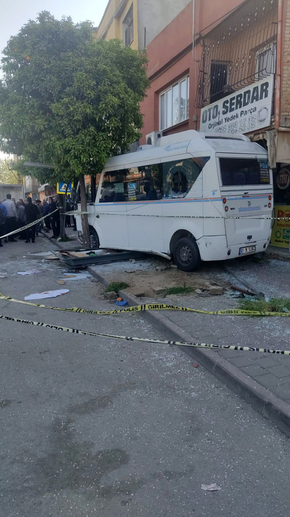Adana'da korkunç kaza! Dolmuş durakta bekleyenleri ezdi ölü ve yaralılar var