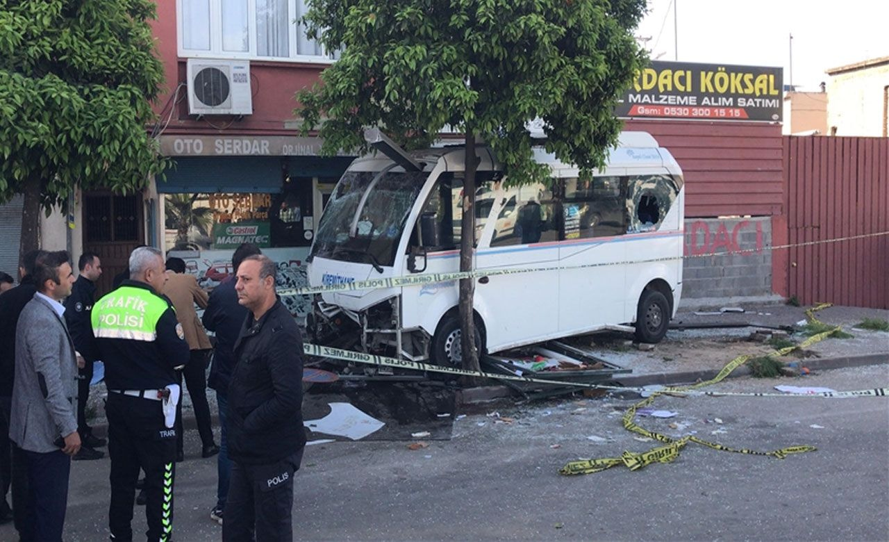 Adana'da korkunç kaza! Dolmuş durakta bekleyenleri ezdi ölü ve yaralılar var