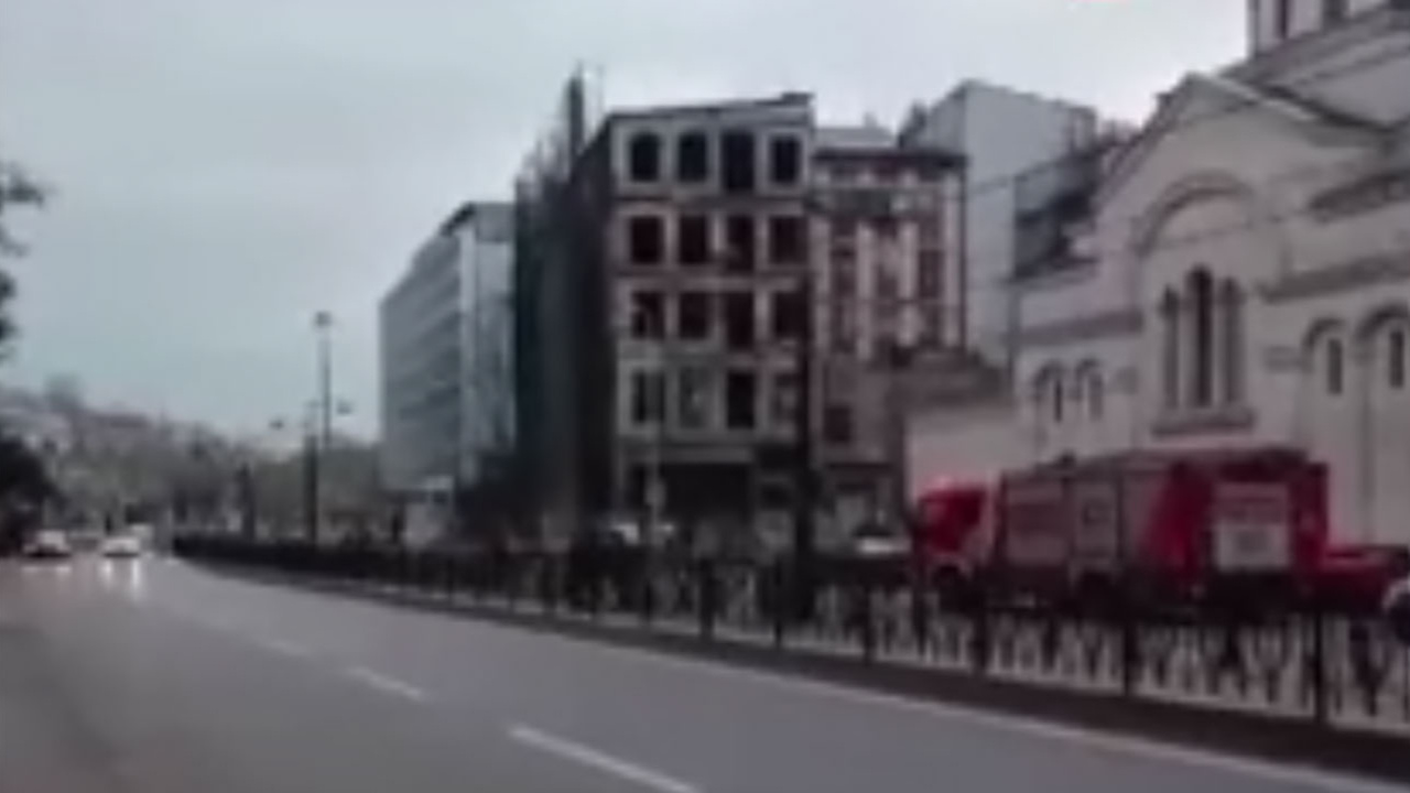 İstanbul'da 5 katlı metruk bina çöktü! Tramvay seferleri durduruldu...