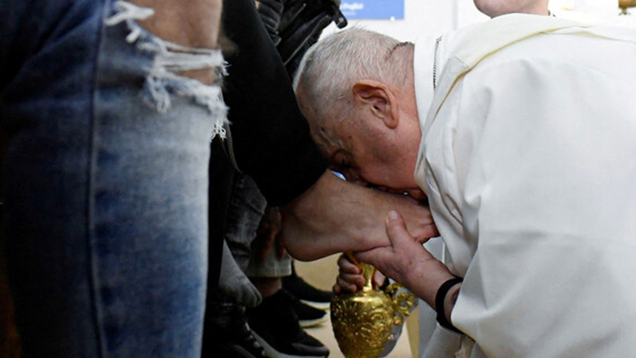 Papa Francis, mahkumların ayaklarını önce yıkadı sonra da öptü