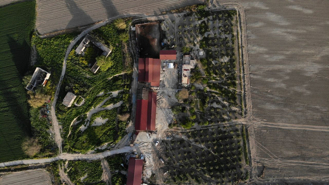 Antakya'da fay hattı çiftlik evini ikiye böldü! 3 metre çöktü 7 metre de batıya kaydı