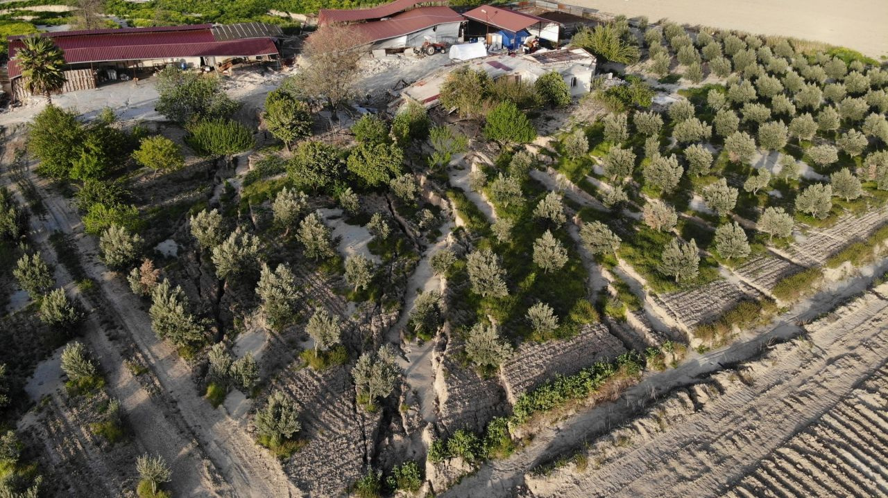 Antakya'da fay hattı çiftlik evini ikiye böldü! 3 metre çöktü 7 metre de batıya kaydı