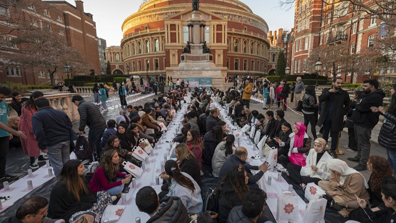 Londra'nın ünlü Royal Albert Konser Salonu önünde toplu iftar programı düzenlendi