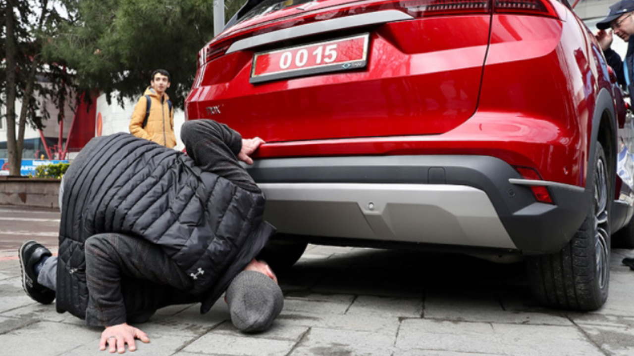 TOGG inceleme görüntüleri viral oldu! Eğilip altını kontrol etti, sözleri olay oldu