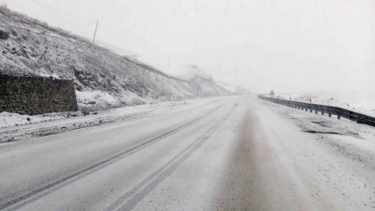 Kar ve tipi nedeniyle ulaşıma kapanmıştı. Ardahan-Şavşat kara yolu açıldı