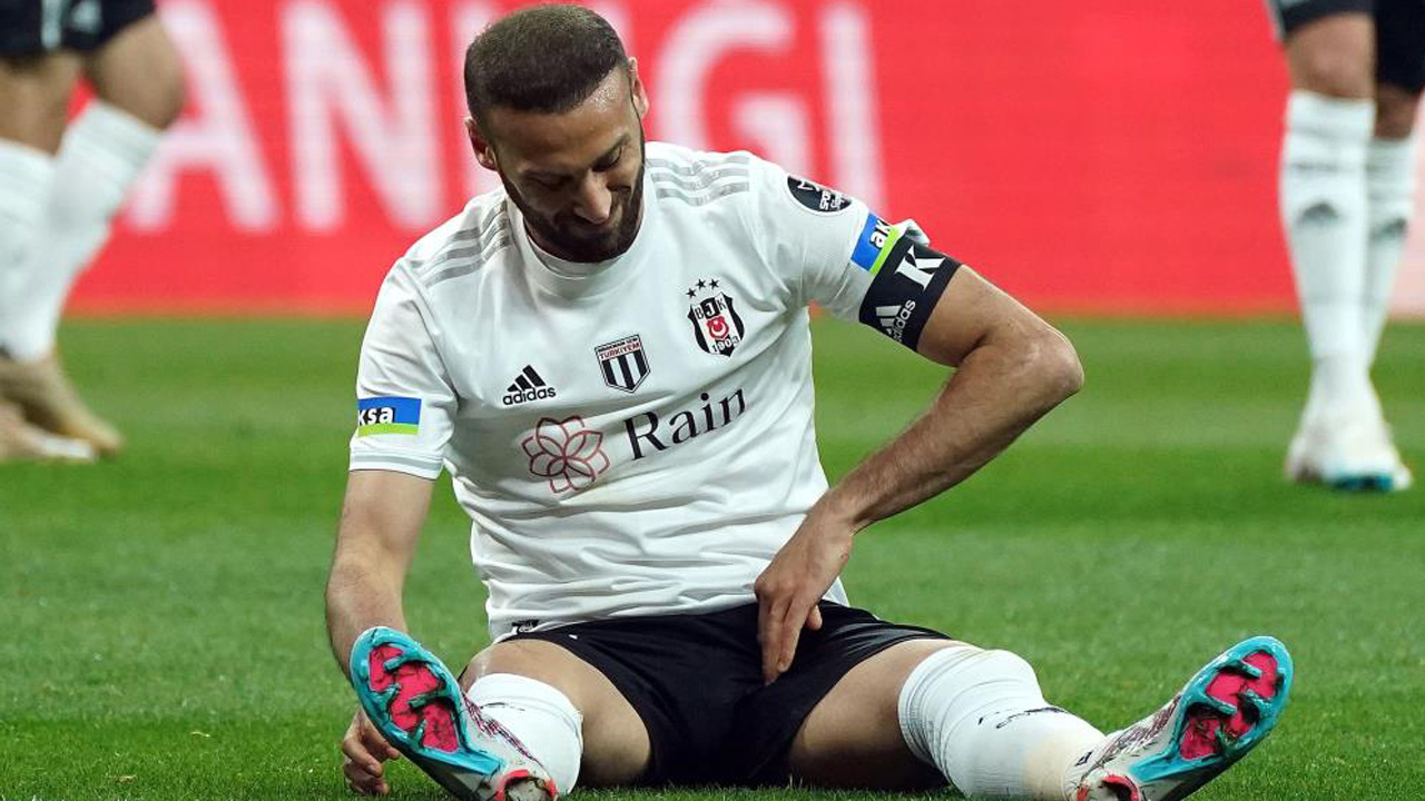 Beşiktaş'a Cenk Tosun şoku! Yıldız golcü oyuna devam edemedi