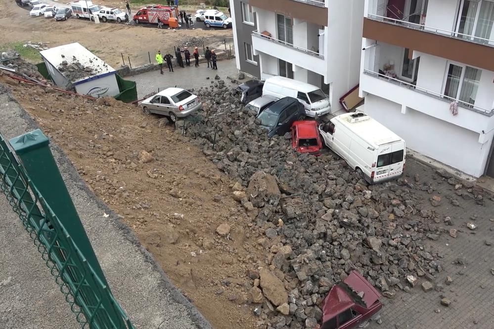 Depremden etkilenmedi! İstinat duvarı yağmurda çöktü, araçlar hurdaya döndü