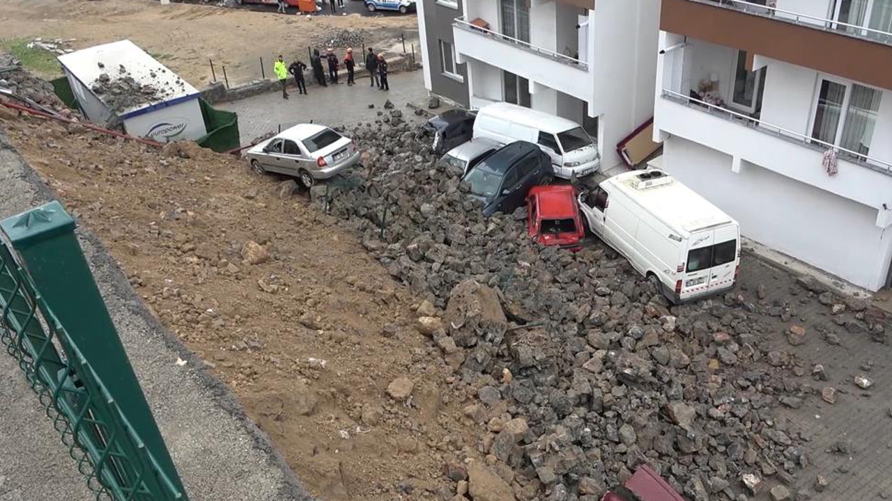 Depremden etkilenmedi! İstinat duvarı yağmurda çöktü, araçlar hurdaya döndü