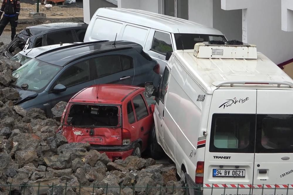 Depremden etkilenmedi! İstinat duvarı yağmurda çöktü, araçlar hurdaya döndü