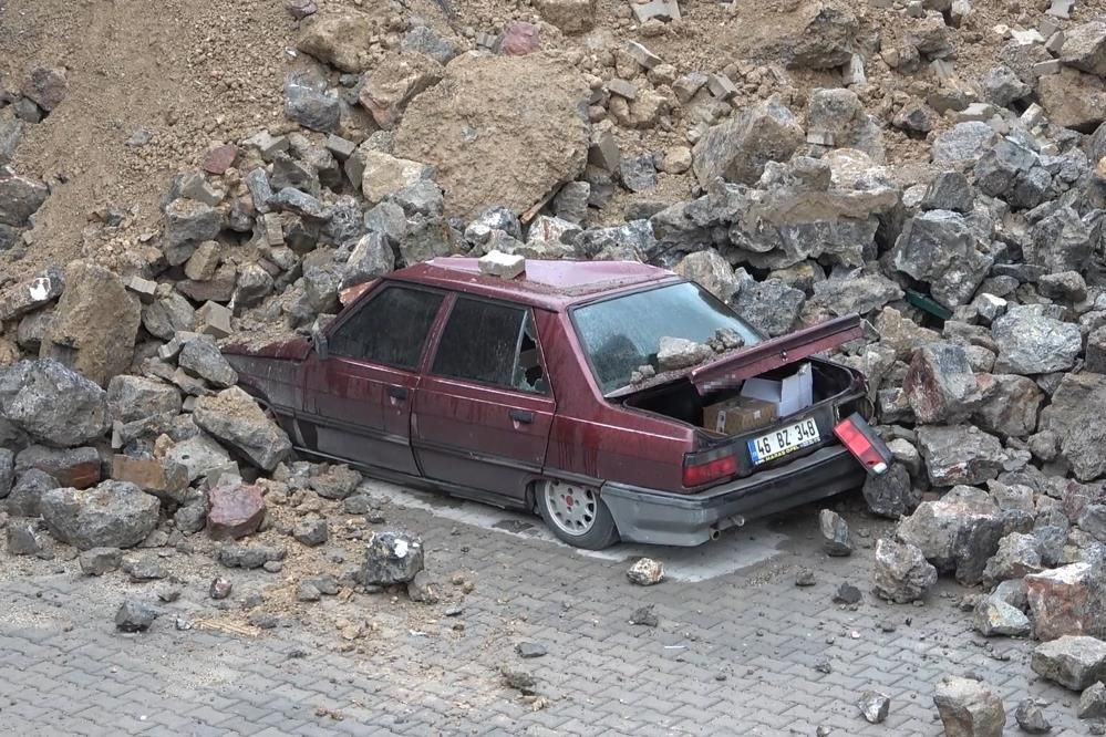 Depremden etkilenmedi! İstinat duvarı yağmurda çöktü, araçlar hurdaya döndü