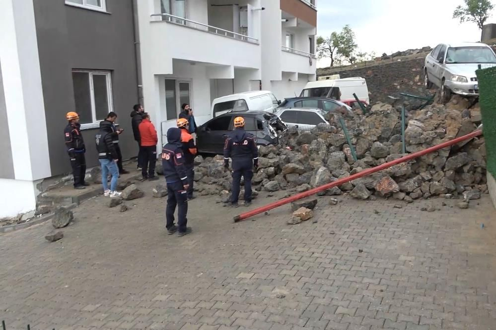 Depremden etkilenmedi! İstinat duvarı yağmurda çöktü, araçlar hurdaya döndü