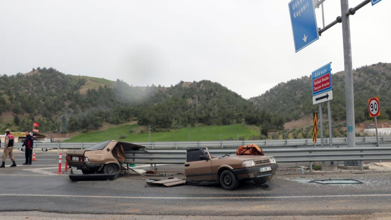 Kahramanmaraş'ta kaza yapan otomobil ikiye bölündü