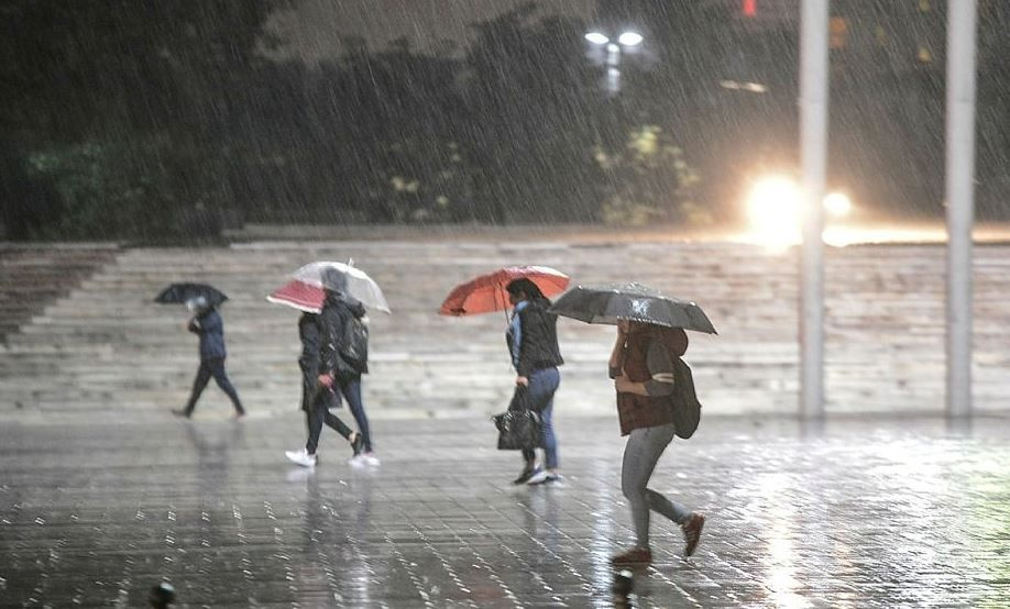 Yağmur bir geldi pir geldi İstanbullular dikkat! Meteoroloji verileri diyor; 58 saat sürecek! İşte son uyarılar...