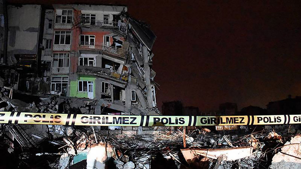 Malatya'da depremlerde ağır hasar gören bina gece yarısı çöktü
