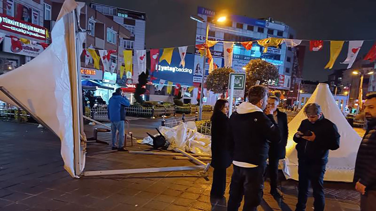 İyi Parti’nin İstanbul  Esenler’deki seçim standına saldırı! Stand Esenler Belediyesi ekiplerince yıkıldı