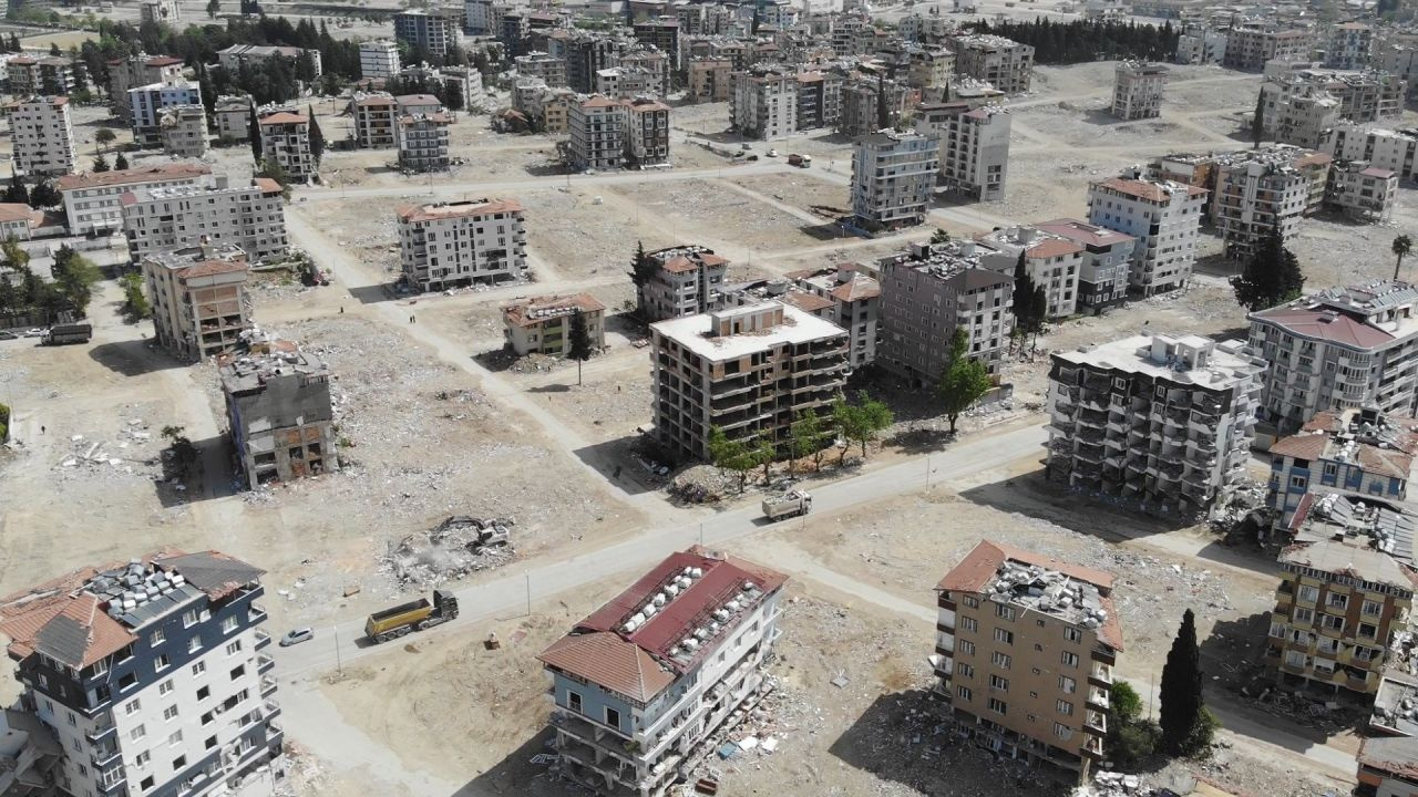 Hatay'dan yürek yakan görüntü! Binalar yerini meydanlara bıraktı