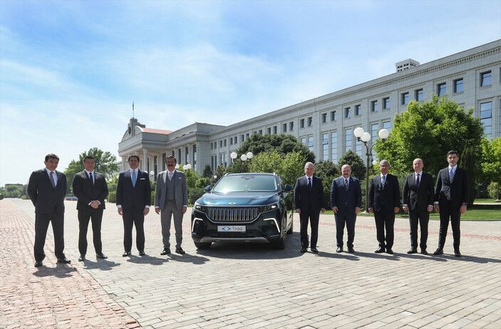 Togg Özbekistan'da! Cumhurbaşkanı Mirziyoyev Togg'u teslim aldı