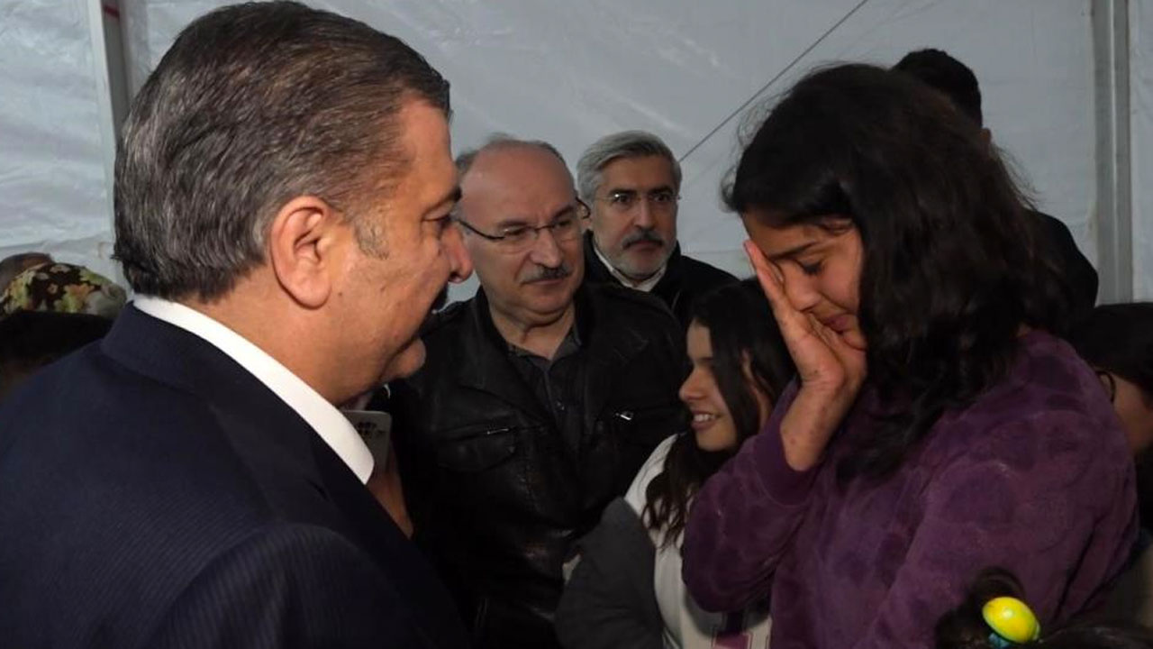 Depremzede kız çocuğu Fahrettin Koca'yı duygulandırdı: Benim babam yok