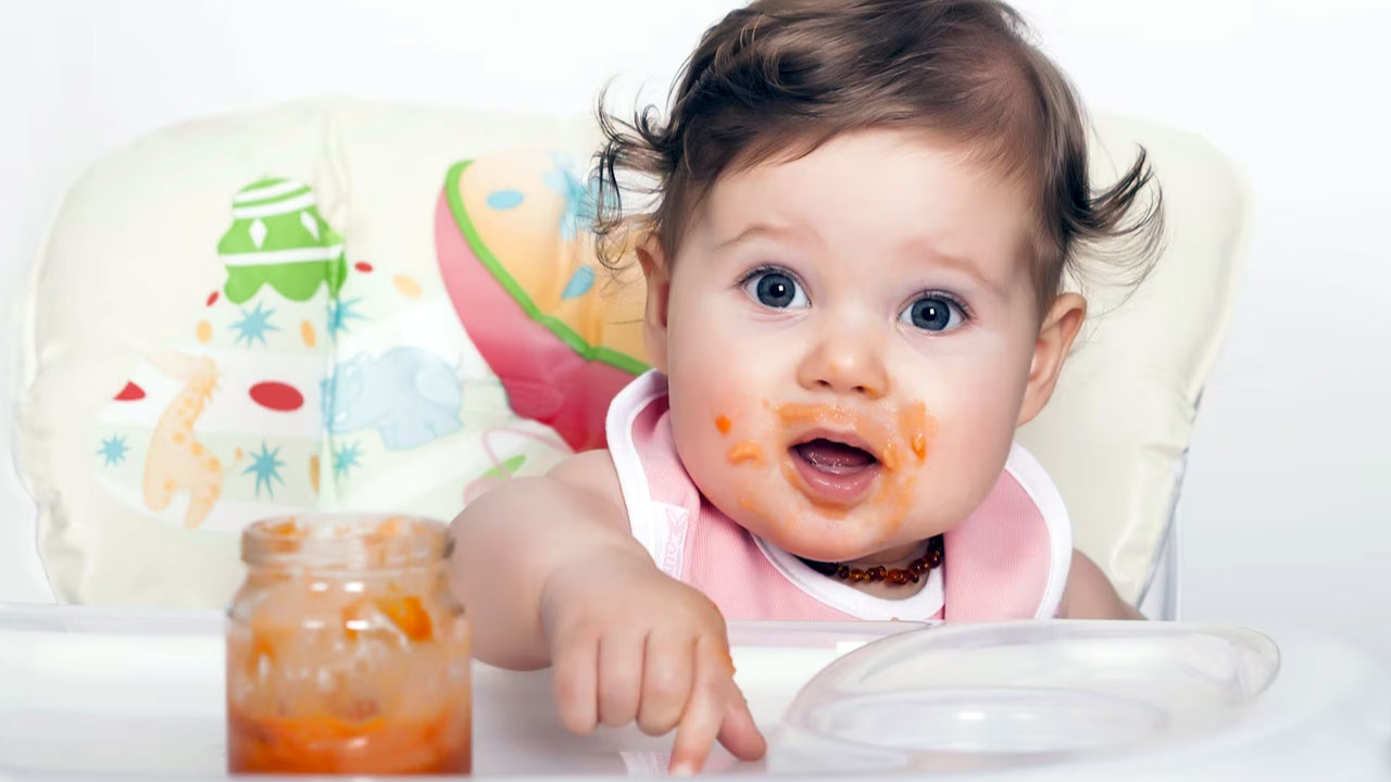 Bebeğiniz ek gıdaya mı başladı? İşte uzmanından öneriler