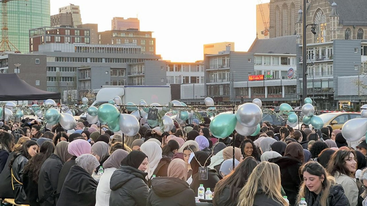 Hollanda'da üniversiteli gençler, sokak iftarında buluştu
