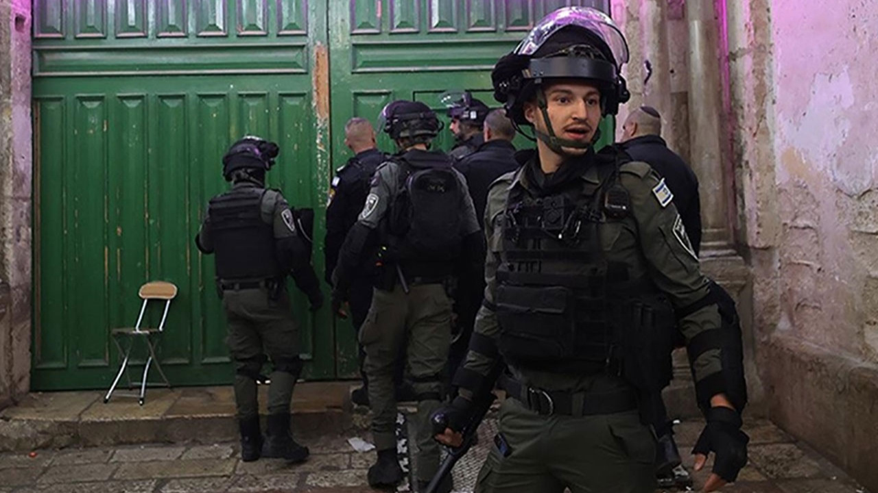 İsrail güçleri Mescid-i Aksa'da yine Filistinlilere saldırdı