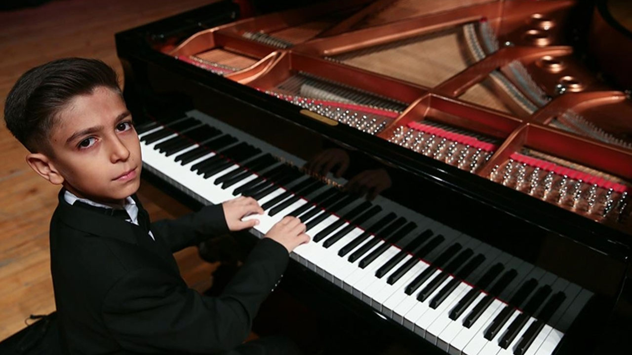 11 yaşındaki Aytekin Yılgın Uluslararası Mozart Yarışması'nda birincilik kazandı