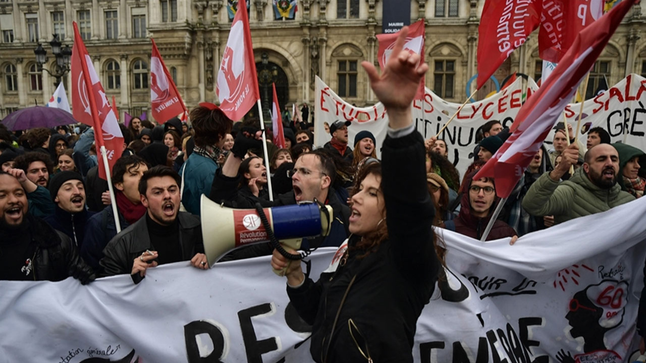 Fransa'da emeklilik reformu onaylandı. Halk sokaklara indi