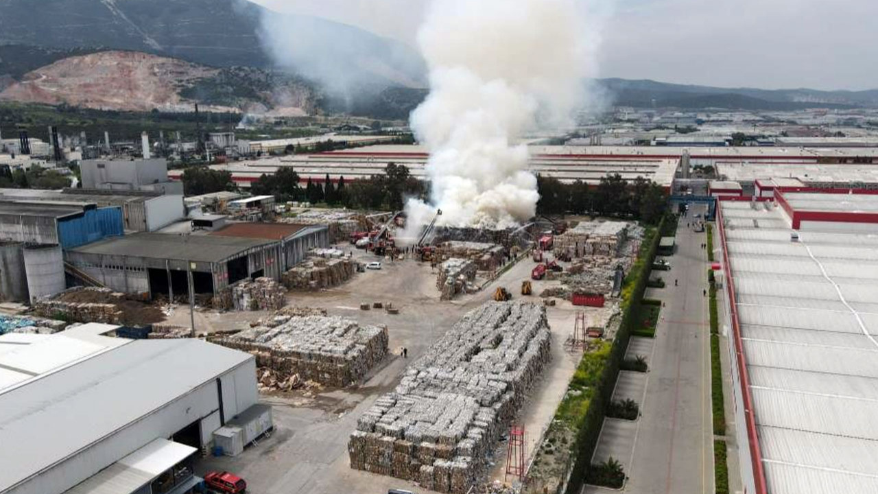 Manisa OSB’deki kağıt fabrikasında büyük yangın