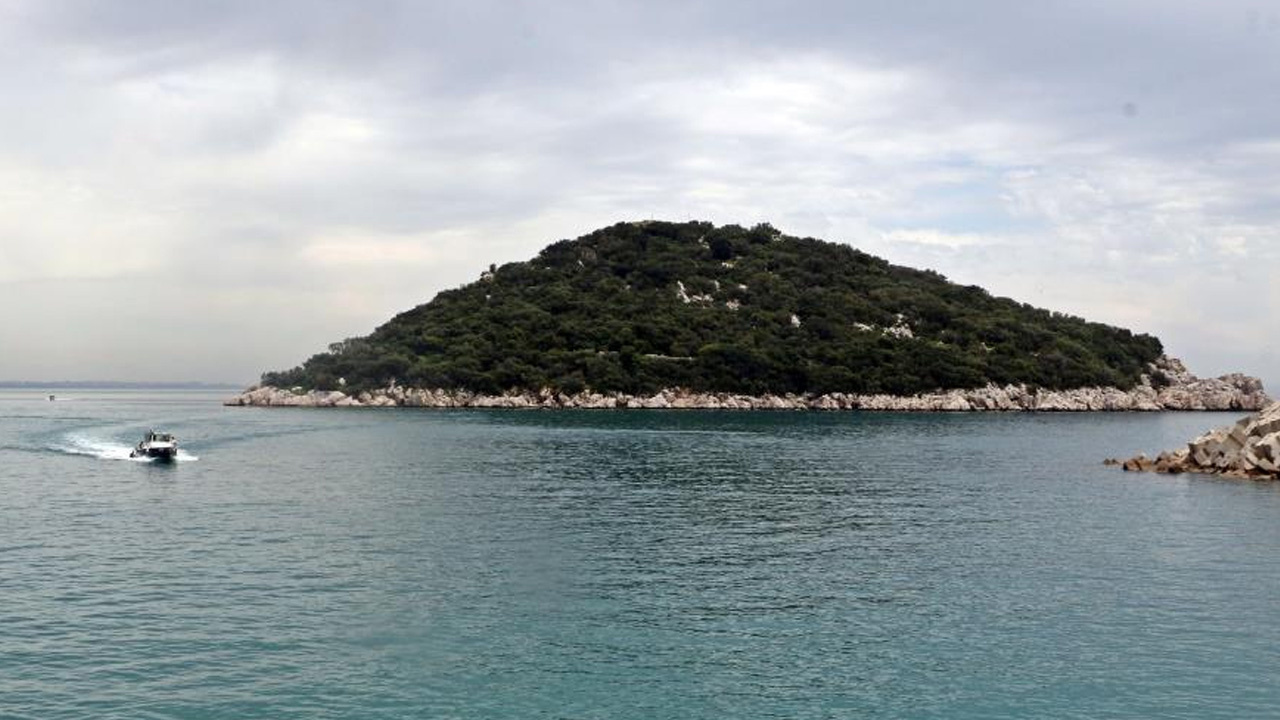 Tekneyle gezen turistler fark etti! Adada genç bir kadına ait ceset bulundu
