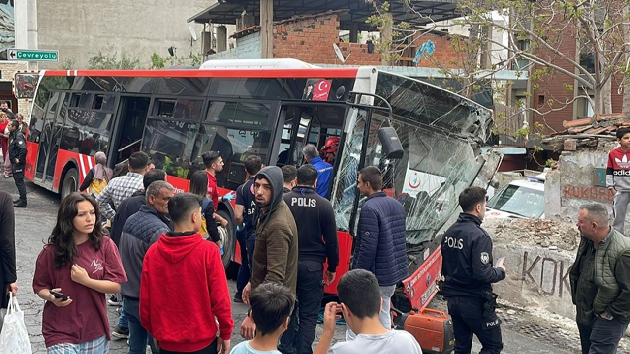 İzmir'de belediye otobüsü duvara çarptı: 10 kişi yaralandı