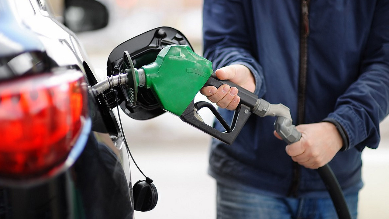 Araç sahiplerine müjde: Yarın akaryakıta çifte büyük indirim geliyor! İşte güncel benzin ve motorin fiyatları...