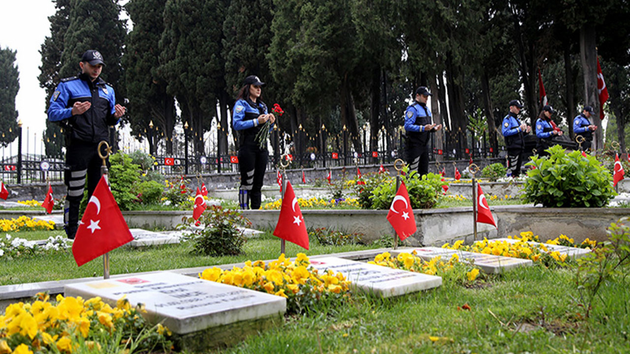 İstanbul'da polislerden bayram öncesi şehitlik ziyareti