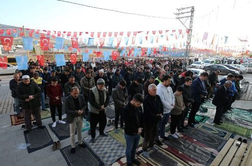 Bayram namazı sebebiyle Türkiye'de camiler doldu