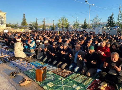 Bayram namazı sebebiyle Türkiye'de camiler doldu