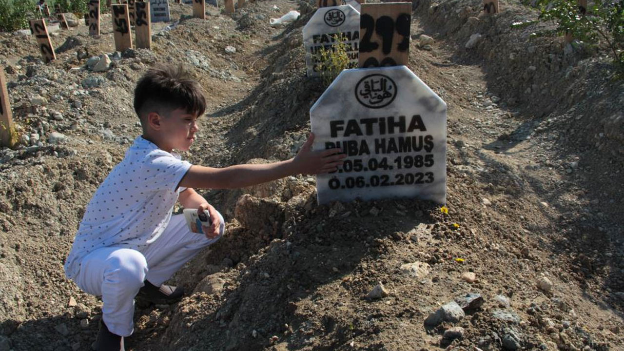 Hatay'da enkaz başında günlerce annesi ve kardeşleri için dua etmişti 11 yaşındaki Ahmet yeniden yürekleri dağladı