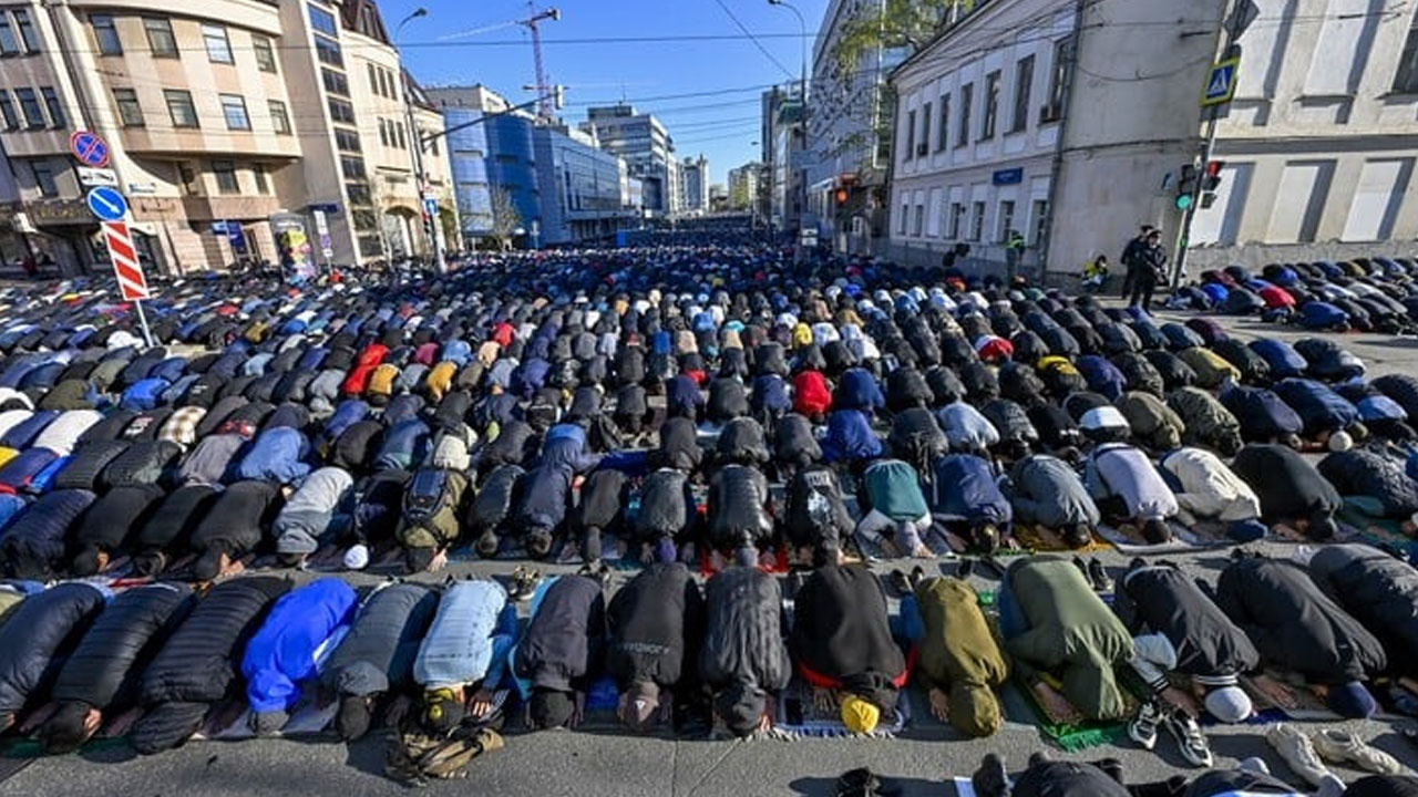 Rusya'da camiler bayram namazında doldu taştı: Moskova'da tekbir sesleri