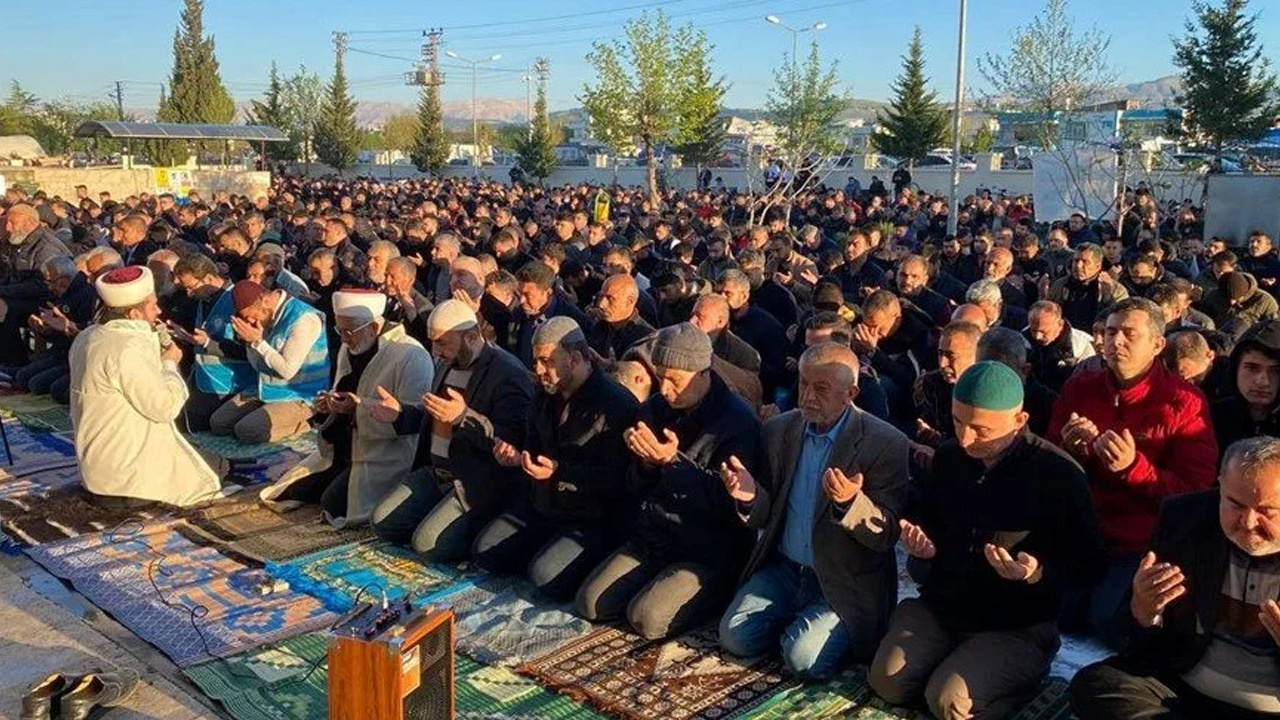 Bayram namazı sebebiyle Türkiye'de camiler doldu