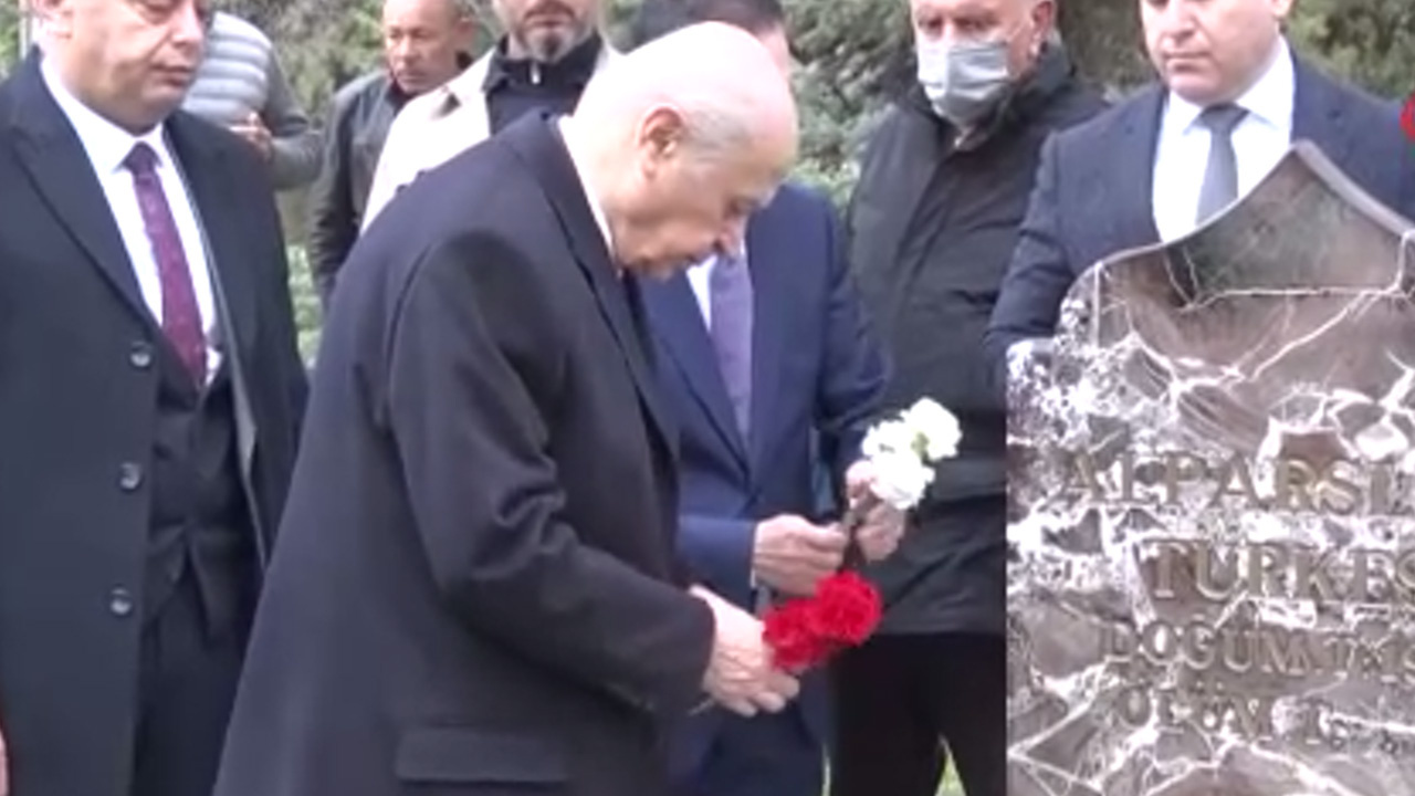 Devlet Bahçeli'den bayram namazı sonrası Alparslan Türkeş’in kabrine ziyaret