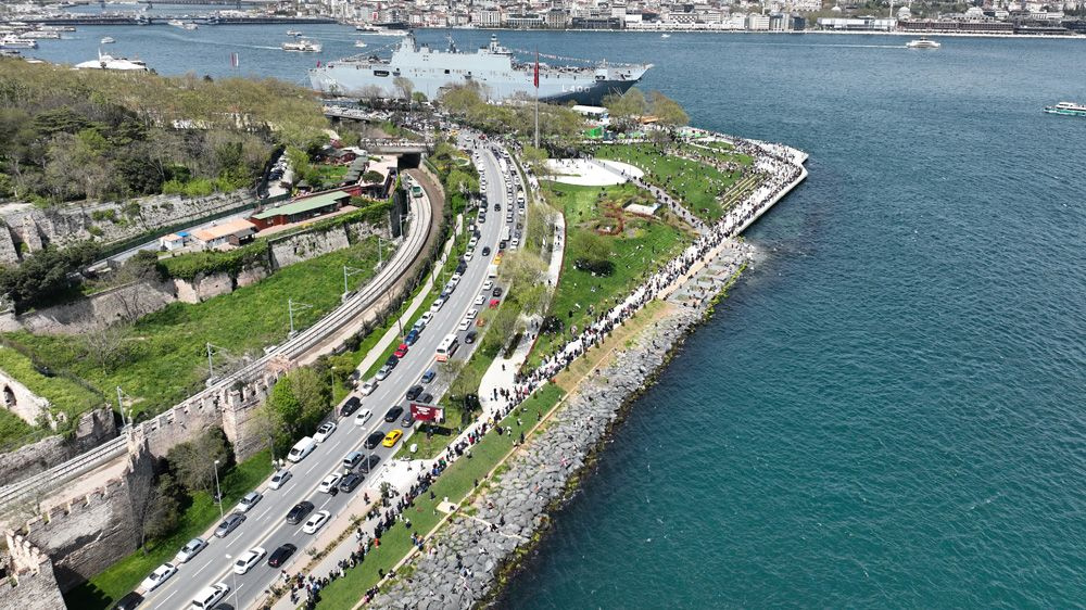 TCG Anadolu Gemisini merak edenler kilometrelerce kuyruk oluşturdu!