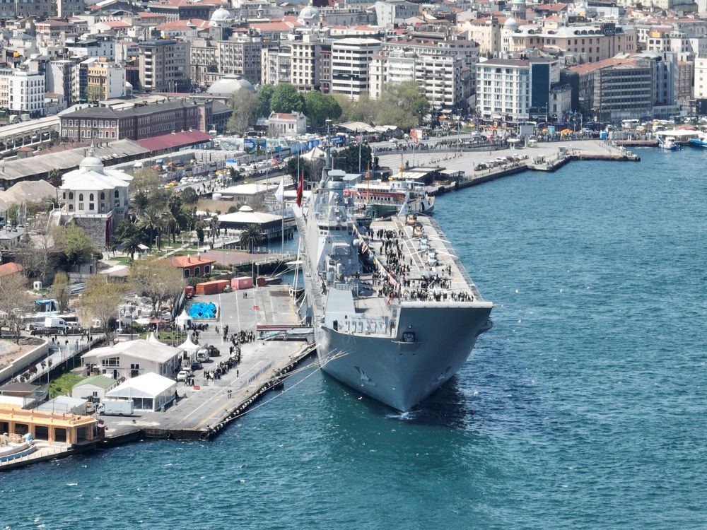 TCG Anadolu Gemisini merak edenler kilometrelerce kuyruk oluşturdu!