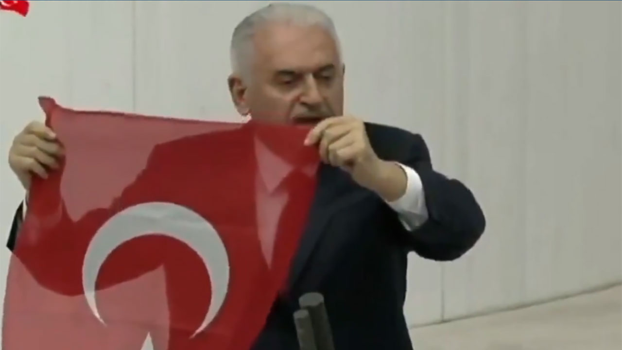 Binali Yıldırım Meclis'e Türk Bayrağı açarak veda etti! İstiklal Marşı'nı kağıda bakarak okudu