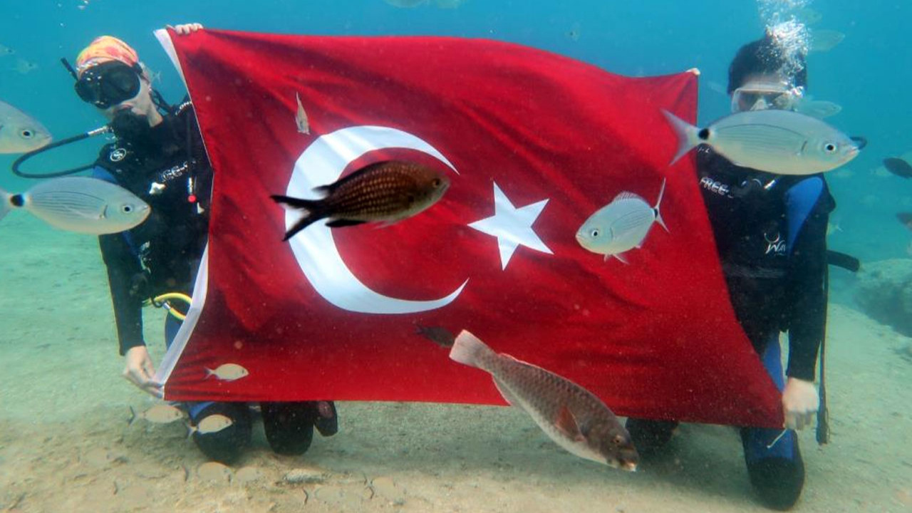 Muğla'da denizin dibinde Türk Bayrağı açtılar