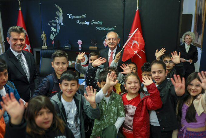 Kemal Kılıçdroğlu 23 Nisan'ı torunları İpek ve Barış ile kutladı! Önce depremzede çocuklar sonra...